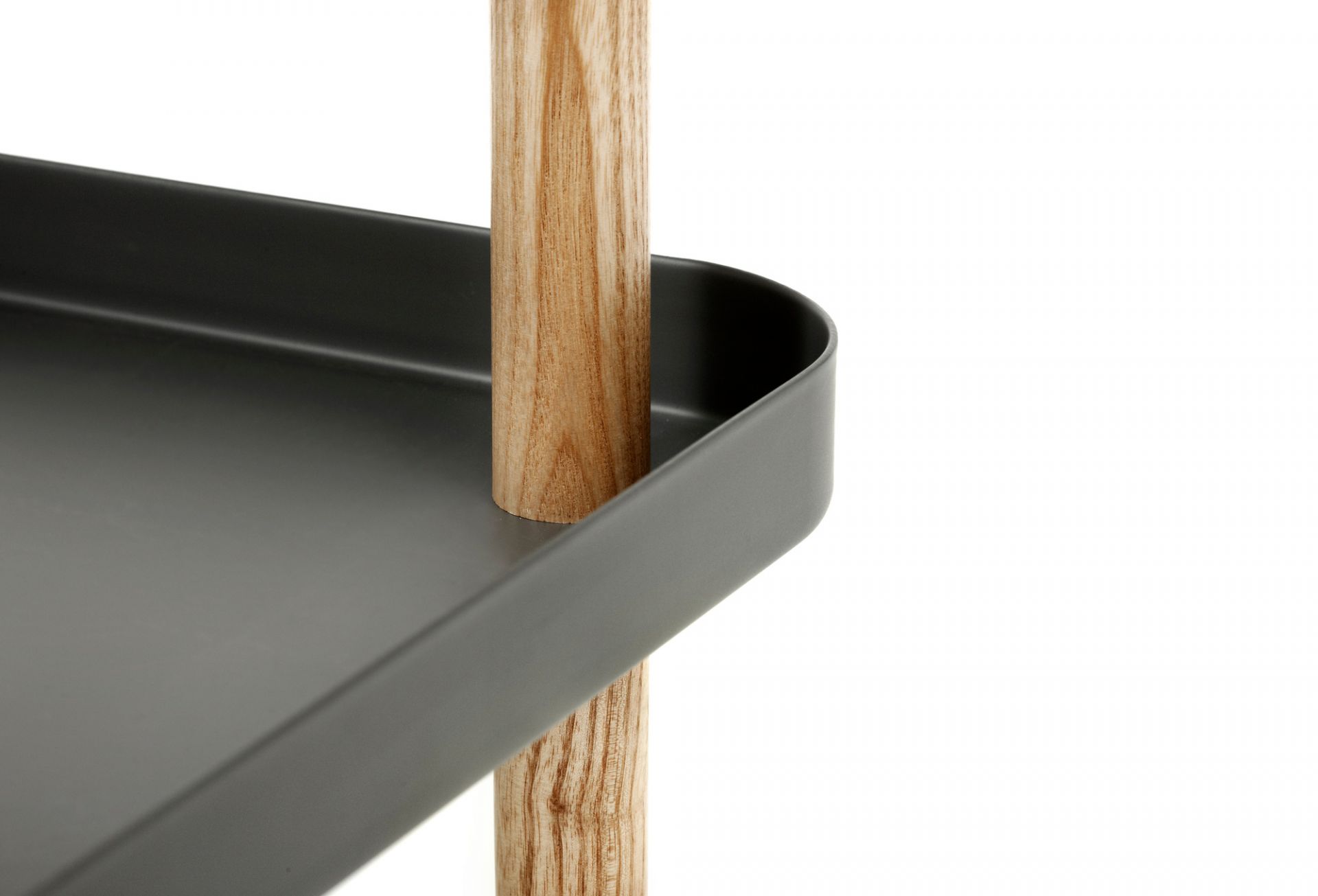 Detailaufnahme: Dunkelgrauer Normann Copenhagen Block Table Servierwagen mit Holzbeinen. Moderner Beistelltisch für Wohnzimmer.