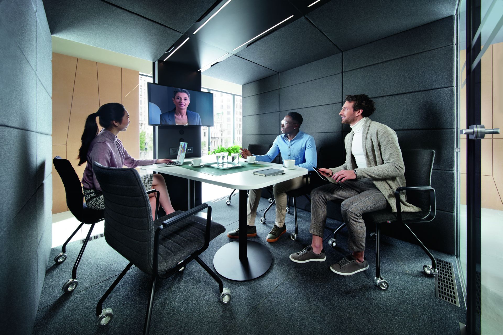 HushMeet L Meetingbox: Drei Personen in Besprechungskabine mit Bildschirm für Videokonferenz. Büro Akustiklösung.
