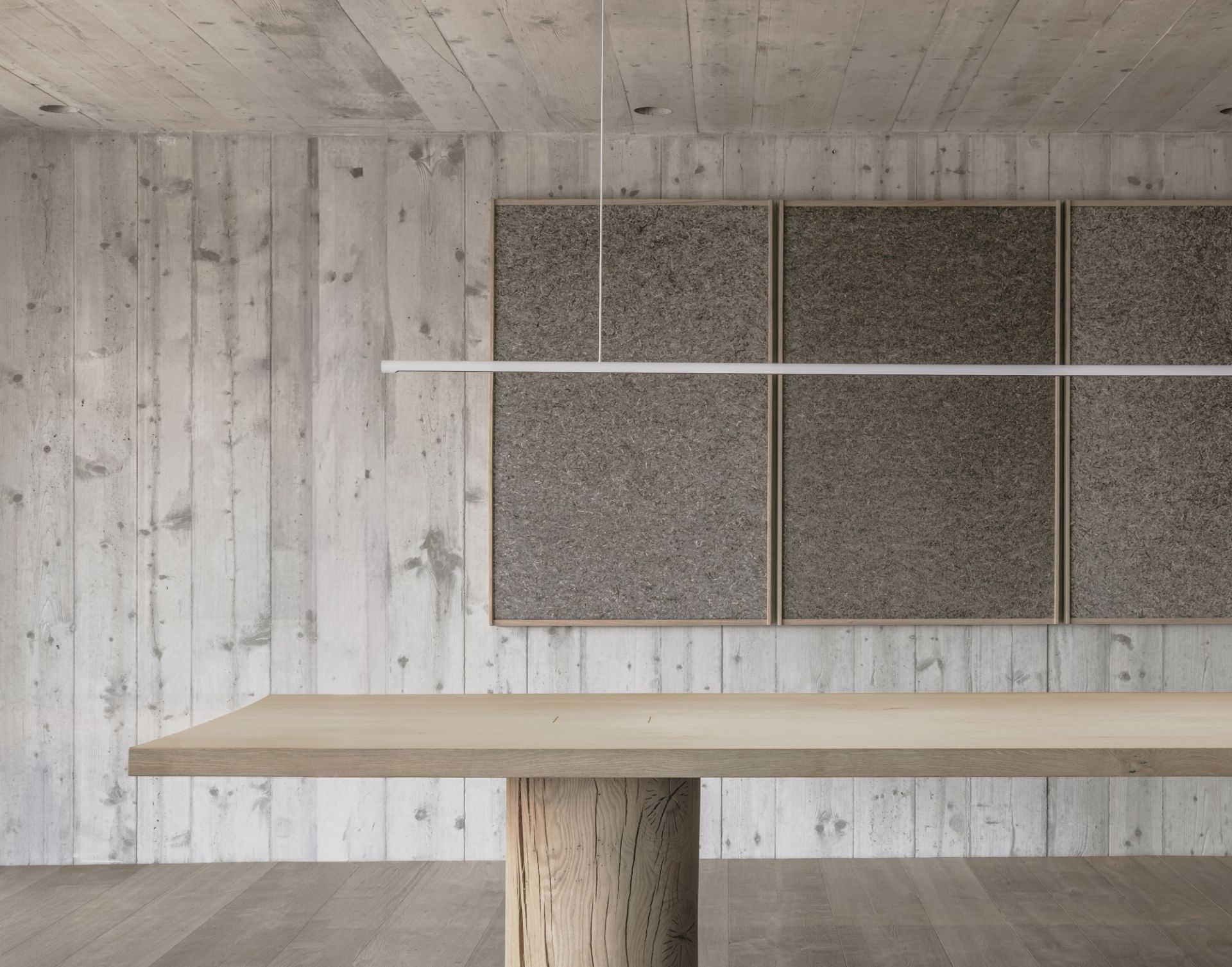 w181 S2 Linier Pro Pendelleuchte von wästberg über Holztisch, moderne Bürobeleuchtung, minimalistisches Design.