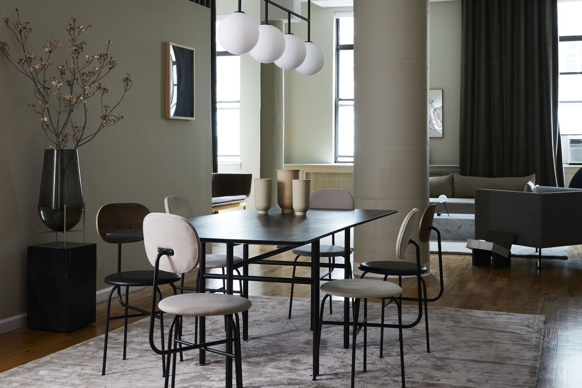 Esstisch mit sechs Afteroom Dining Chair Plus Stühlen von Audo Copenhagen in stilvollem Interieur.