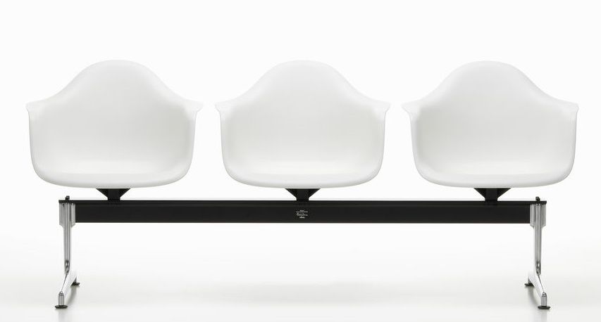 Eames Plastic Armchair RE on traverse Vitra