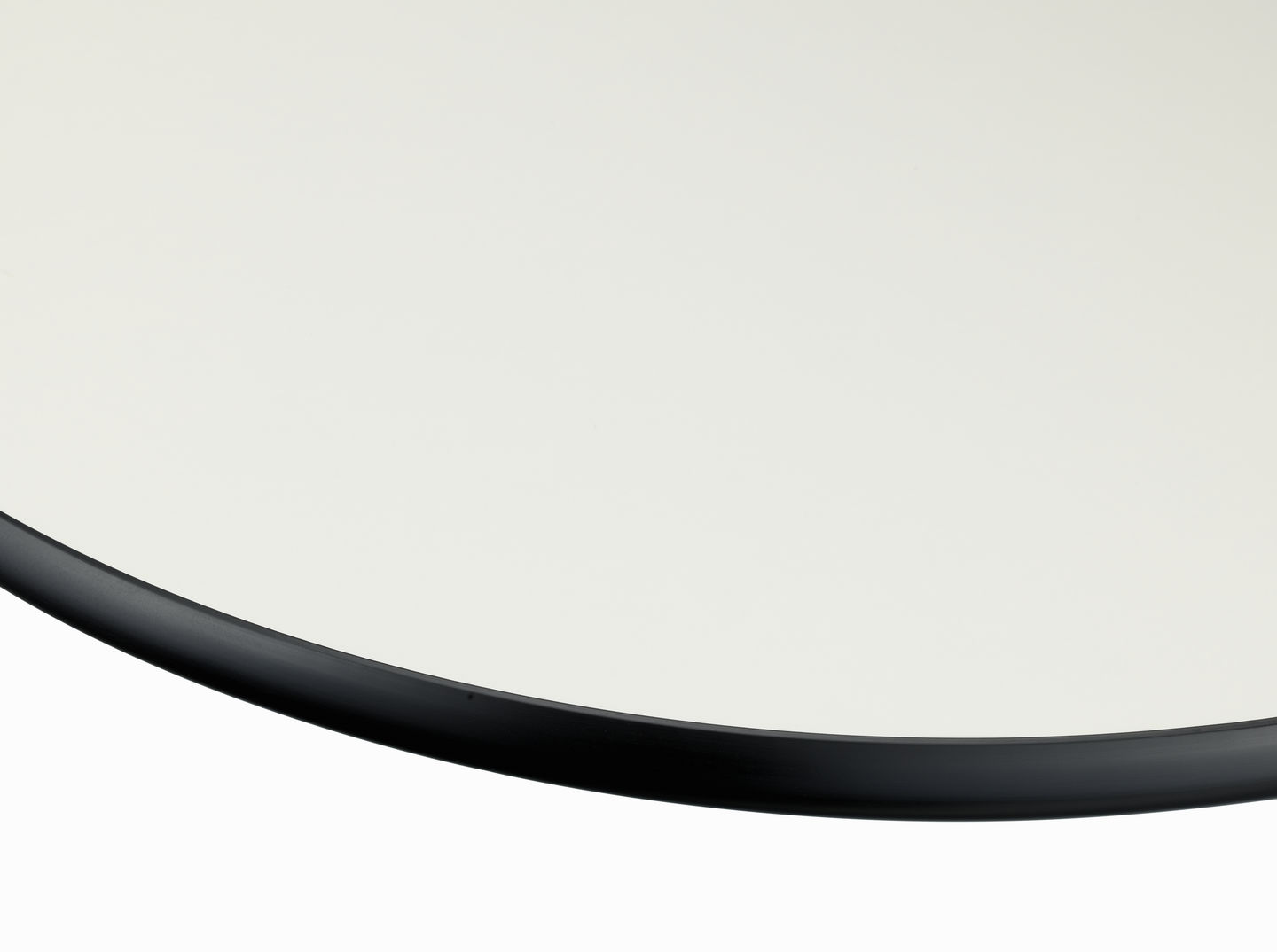 Eames Contract Tables High Standing Table Ø 70 cm Vitra