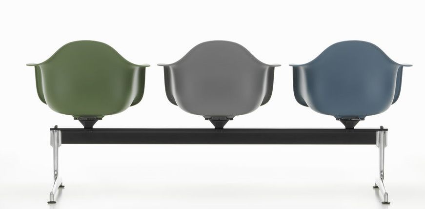 Eames Plastic Armchair RE on traverse Vitra