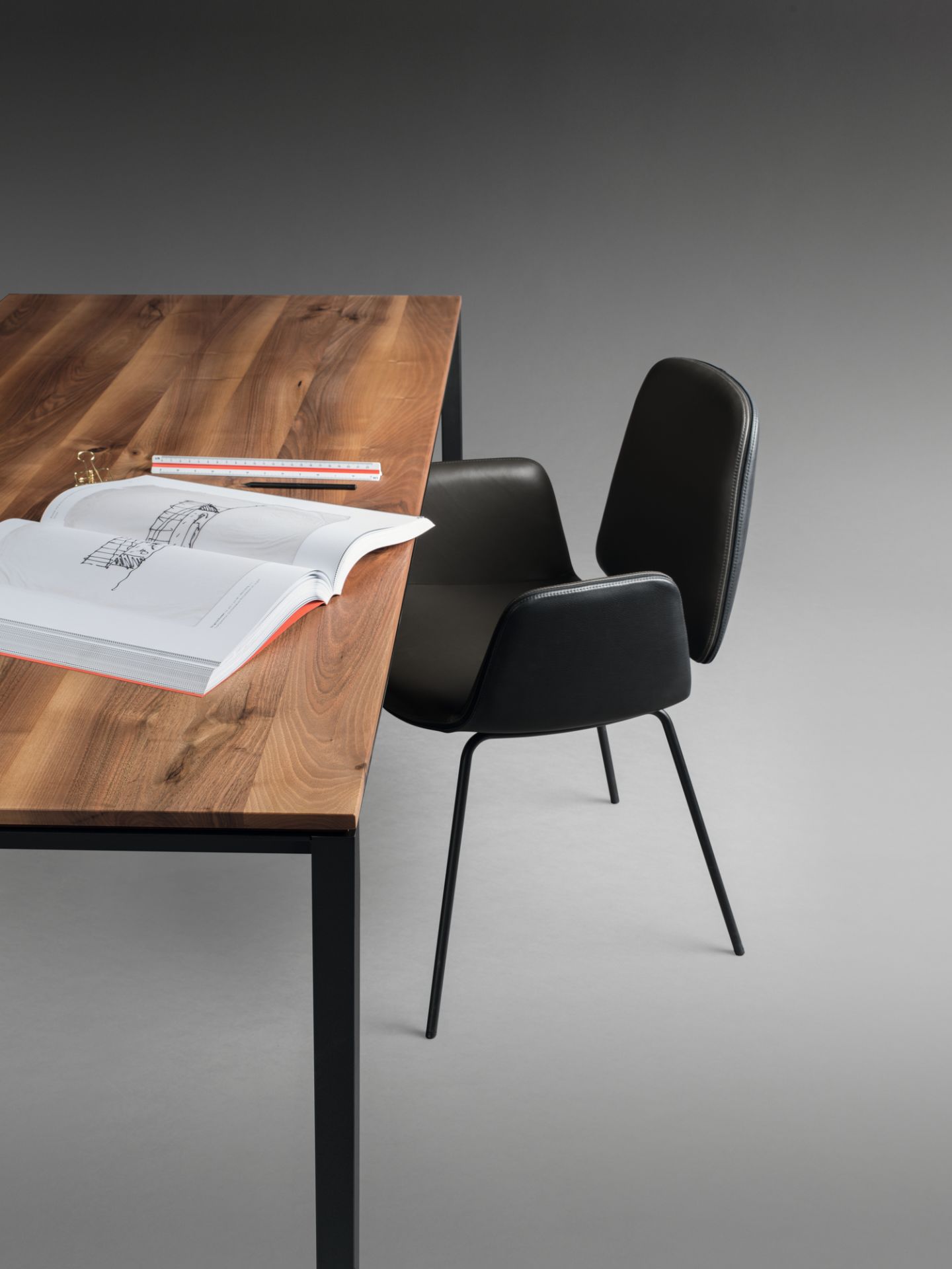 S 600 table walnut Janua
