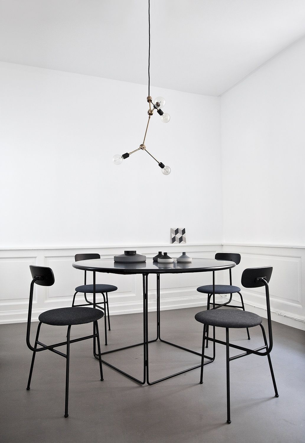 Esszimmer mit schwarzem Tisch und vier Afteroom Dining Chairs von Audo Copenhagen, minimalistisches Design.
