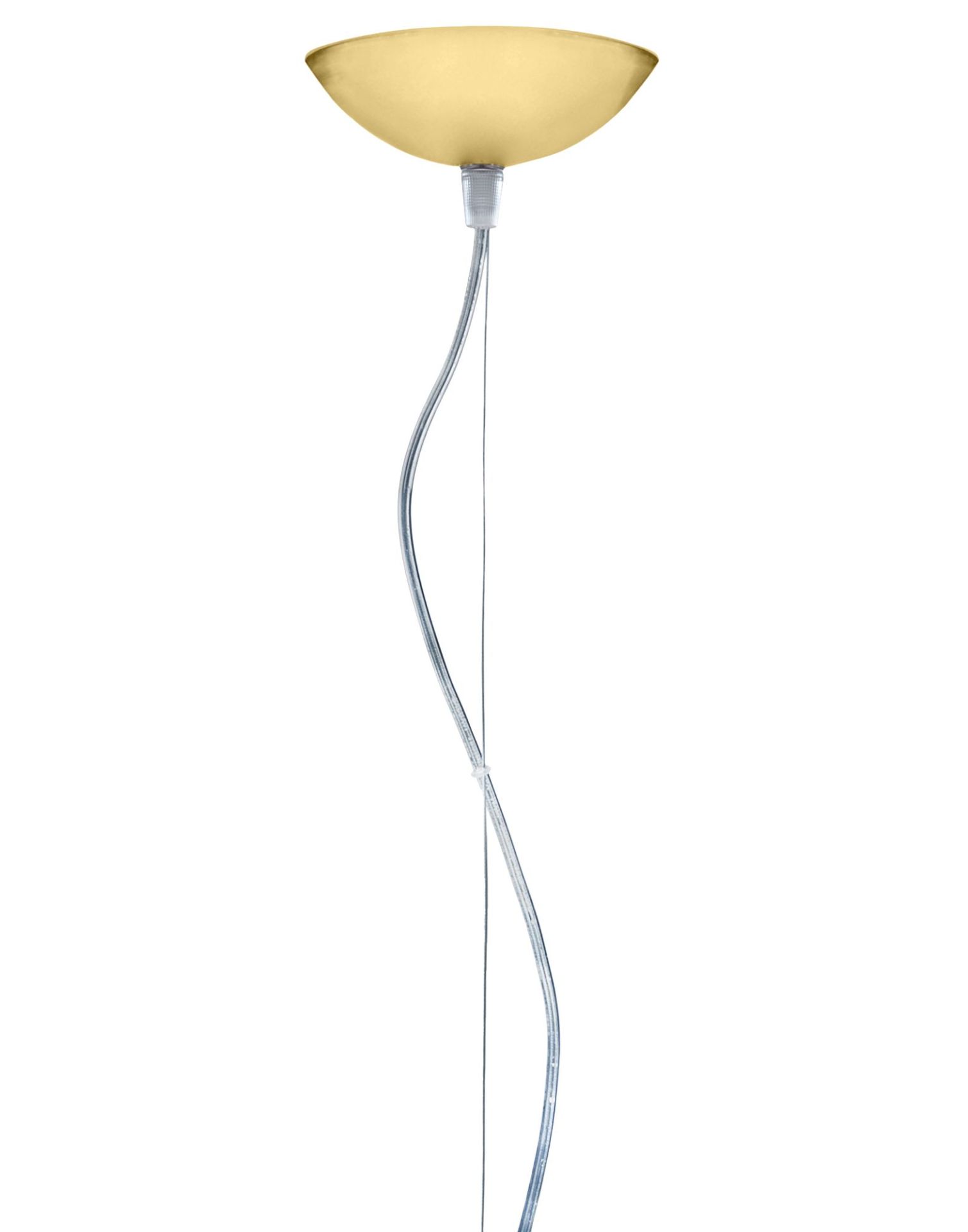 Nahaufnahme der goldenen Kartell Fly Pendelleuchte mit geschwungenem, transparentem Kabel vor weißem Hintergrund.