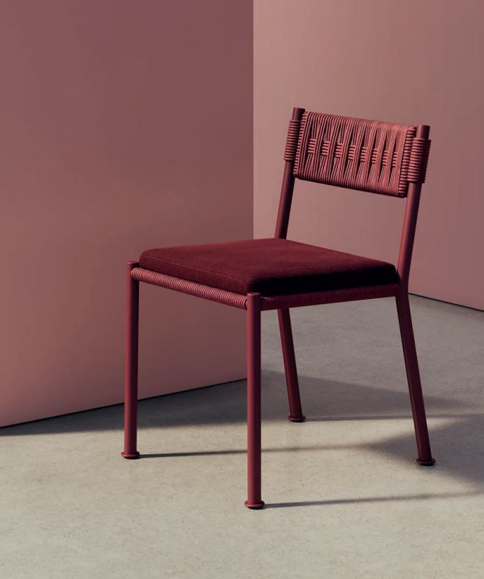 Brezal Stuhl SI2363 von Andreu World, roter Outdoor Stuhl mit geflochtener Rückenlehne und gepolstertem Sitz.