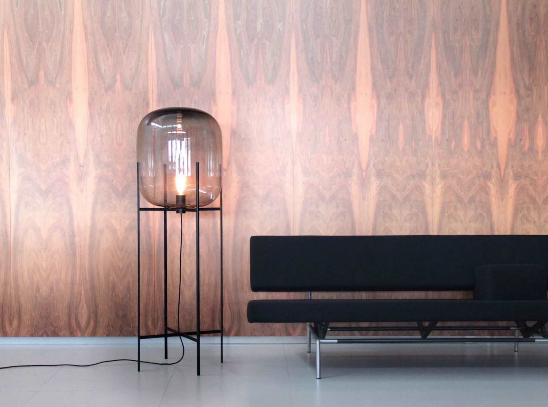 Oda Big floor lamp white frame - white glass  Pulpo