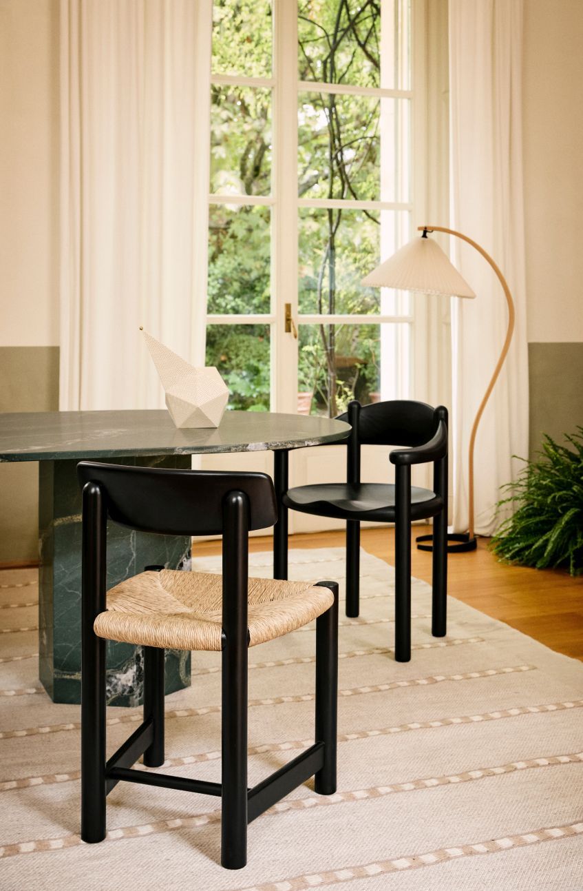 Epic Outdoor Esstisch von Gubi mit Stühlen, Marmor-Tischplatte und modernem Design für den Essbereich.