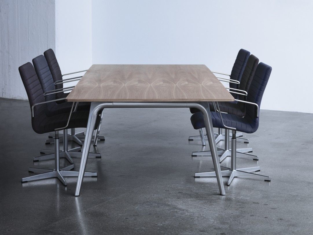 Pluralis table Fritz Hansen
