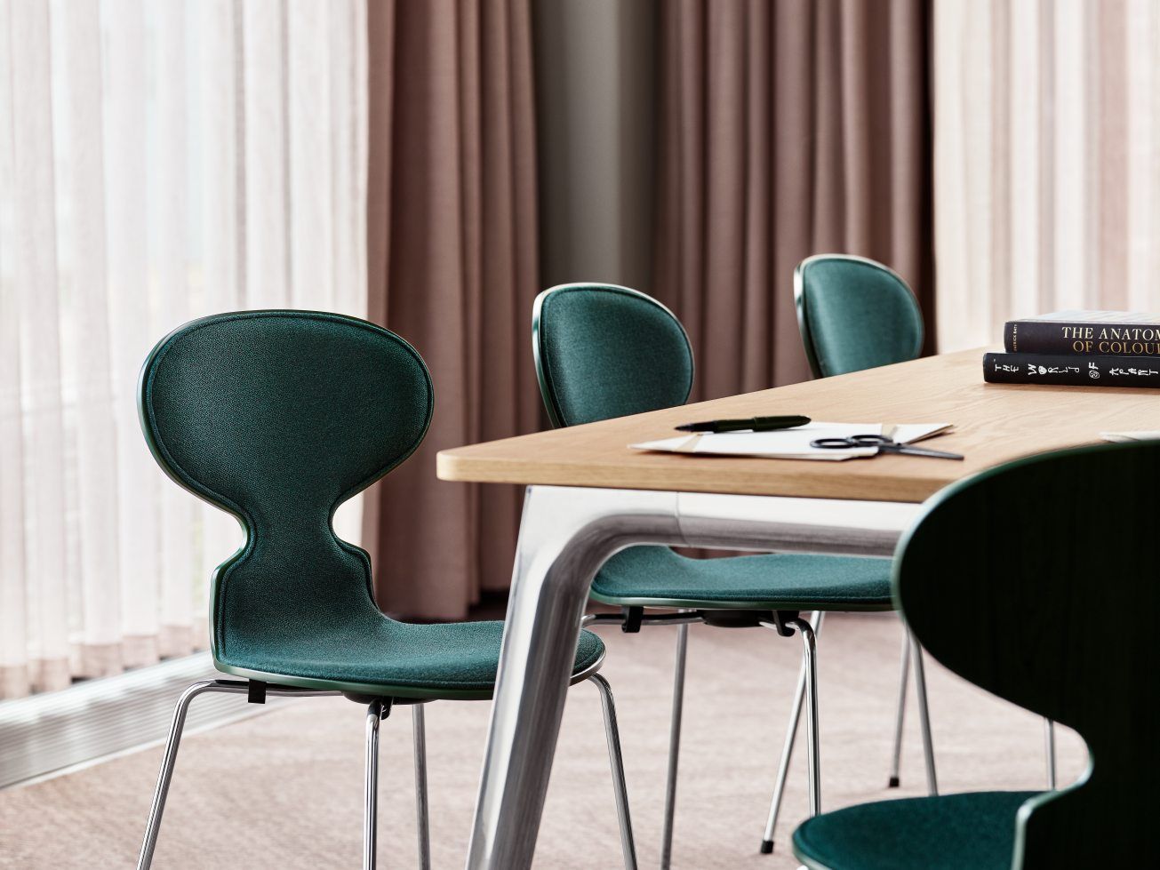 Pluralis table Fritz Hansen