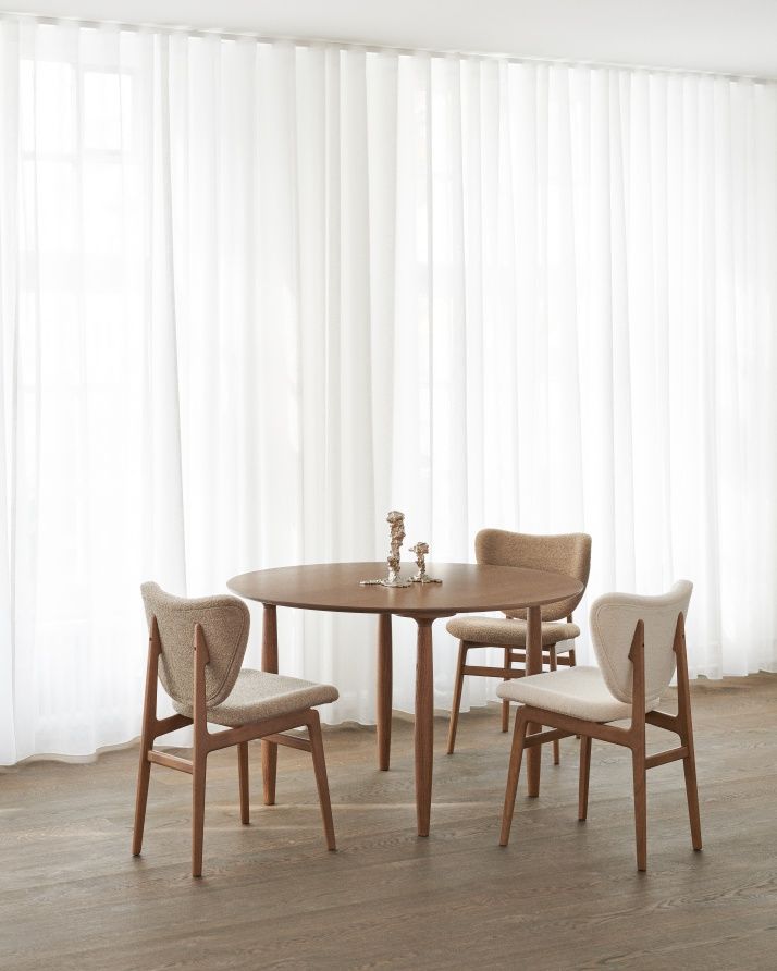 NORR11 Elephant Dining Chair, vollgepolsterter Stuhl aus Holz und Stoff, skandinavisches Design für Esszimmer.
