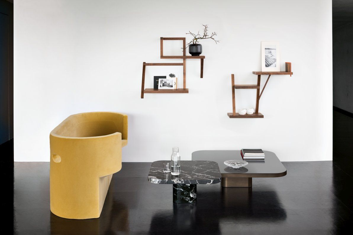 Bow Coffee Table von ClassiCon: Moderner Couchtisch aus Marmor und Glas im minimalistischen Wohnzimmer.