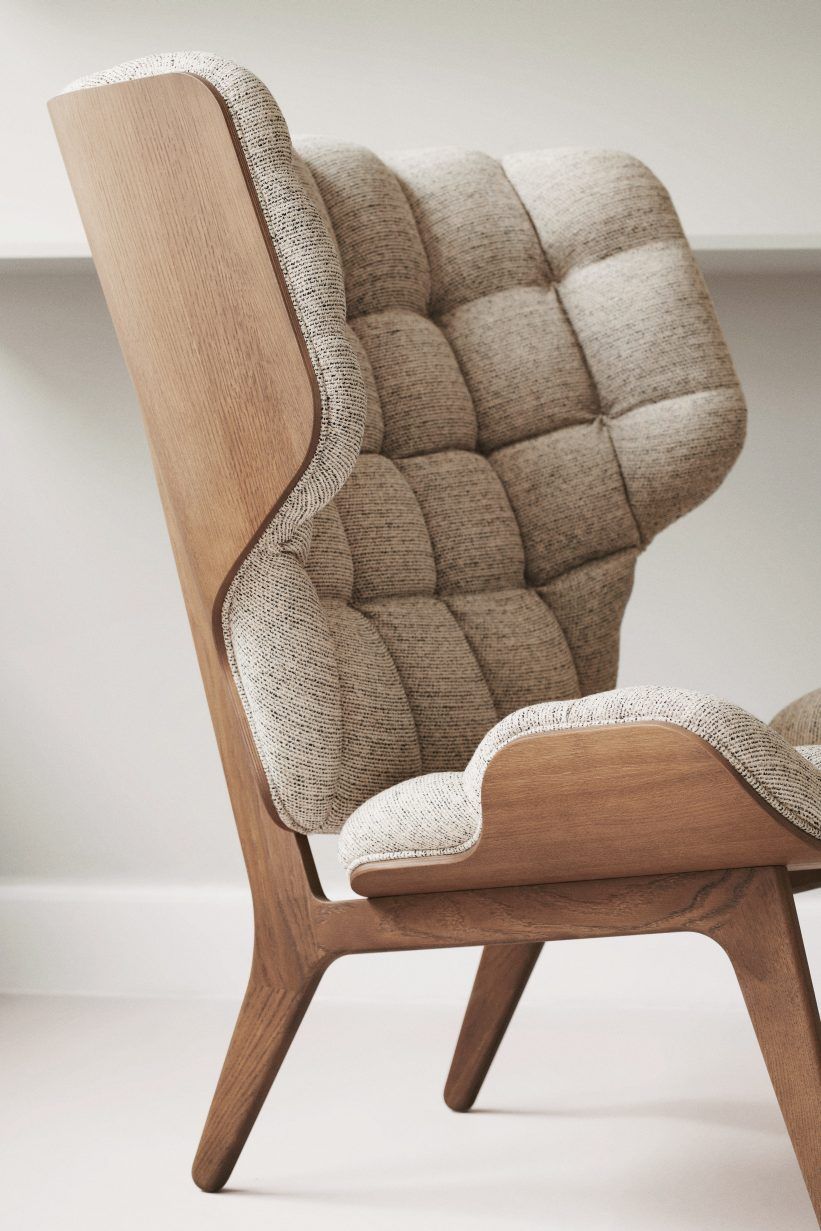 NORR11 Mammoth Chair Sessel mit hellgrauem Stoffbezug und Holzgestell, Detailaufnahme.