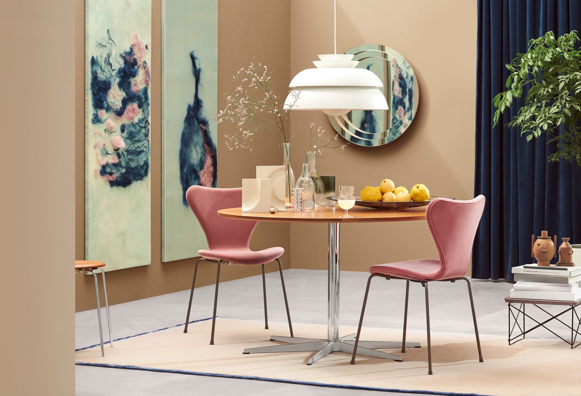 Series 7 3107 Belfast Chair fully upholstered Fritz Hansen dunkel pflaume