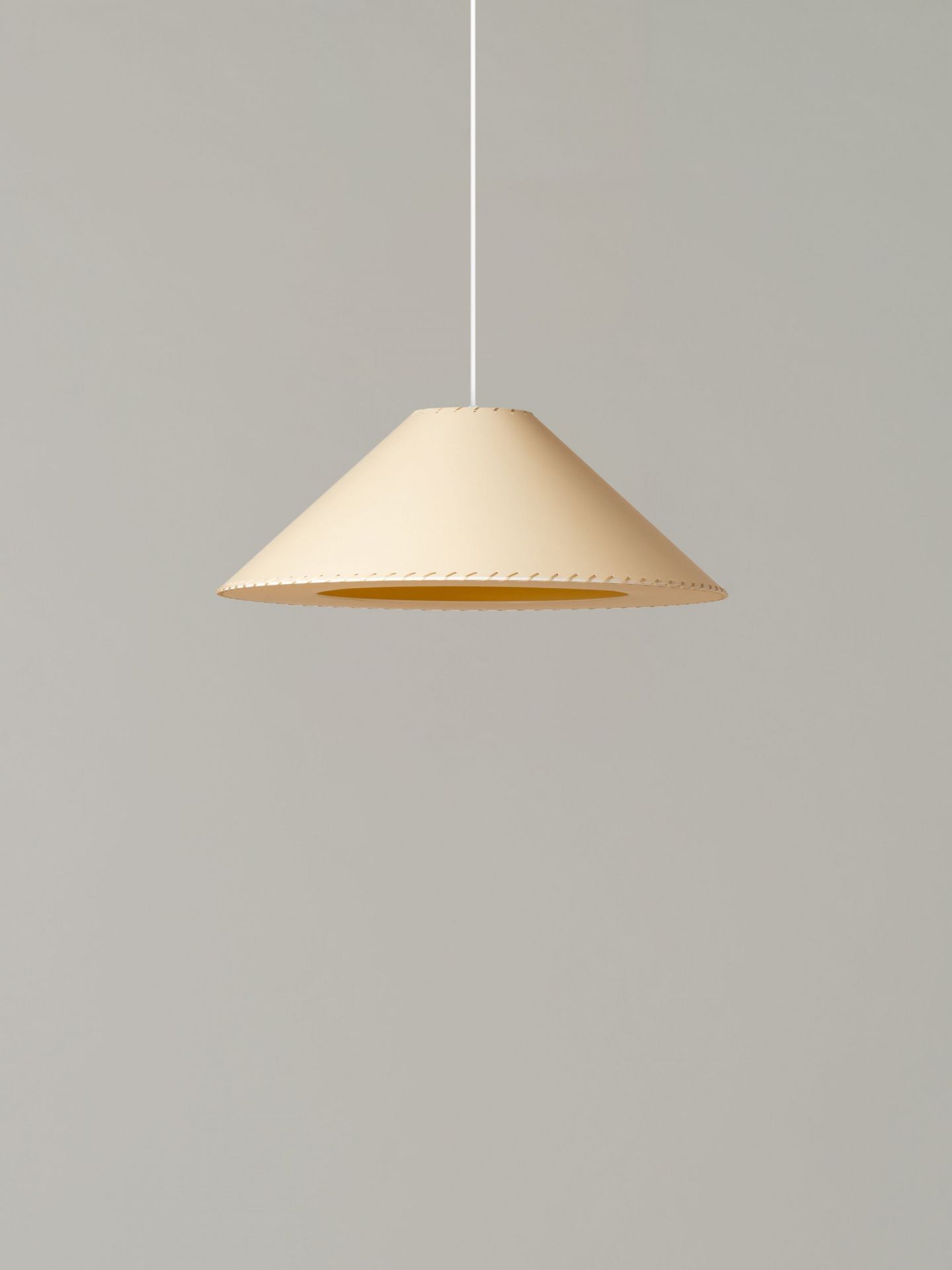 Sísísí cónicas planas MT5 Suspension lamp Ø64cm beige Santa & Cole