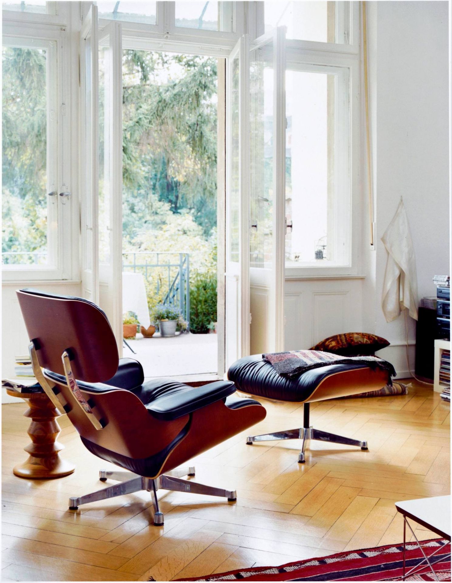 Eames Lounge Chair & Ottoman Armchair Leather Premium Vitra Sides polished black leather premium F black rosewood