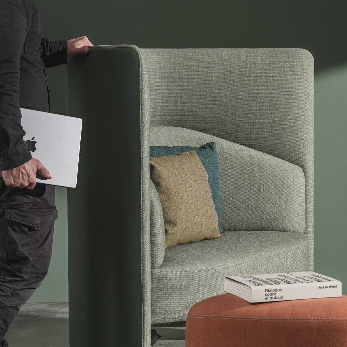In Out Office RS2264 Ottoman Hocker auf Rollen von Andreu World mit Person und Laptop.