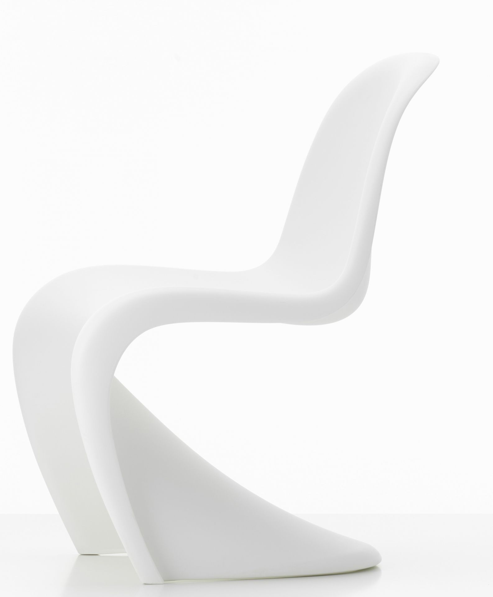 Weißer Panton Junior Stuhl von Vitra, ein moderner Kinderstuhl im ikonischen Design.