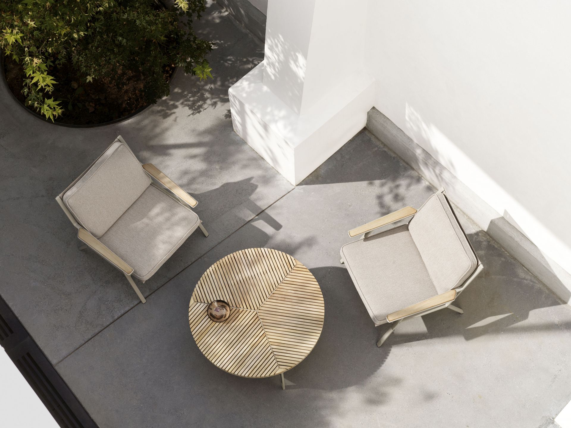 Open-Air Outdoor Coffee Table Ø90 Vipp