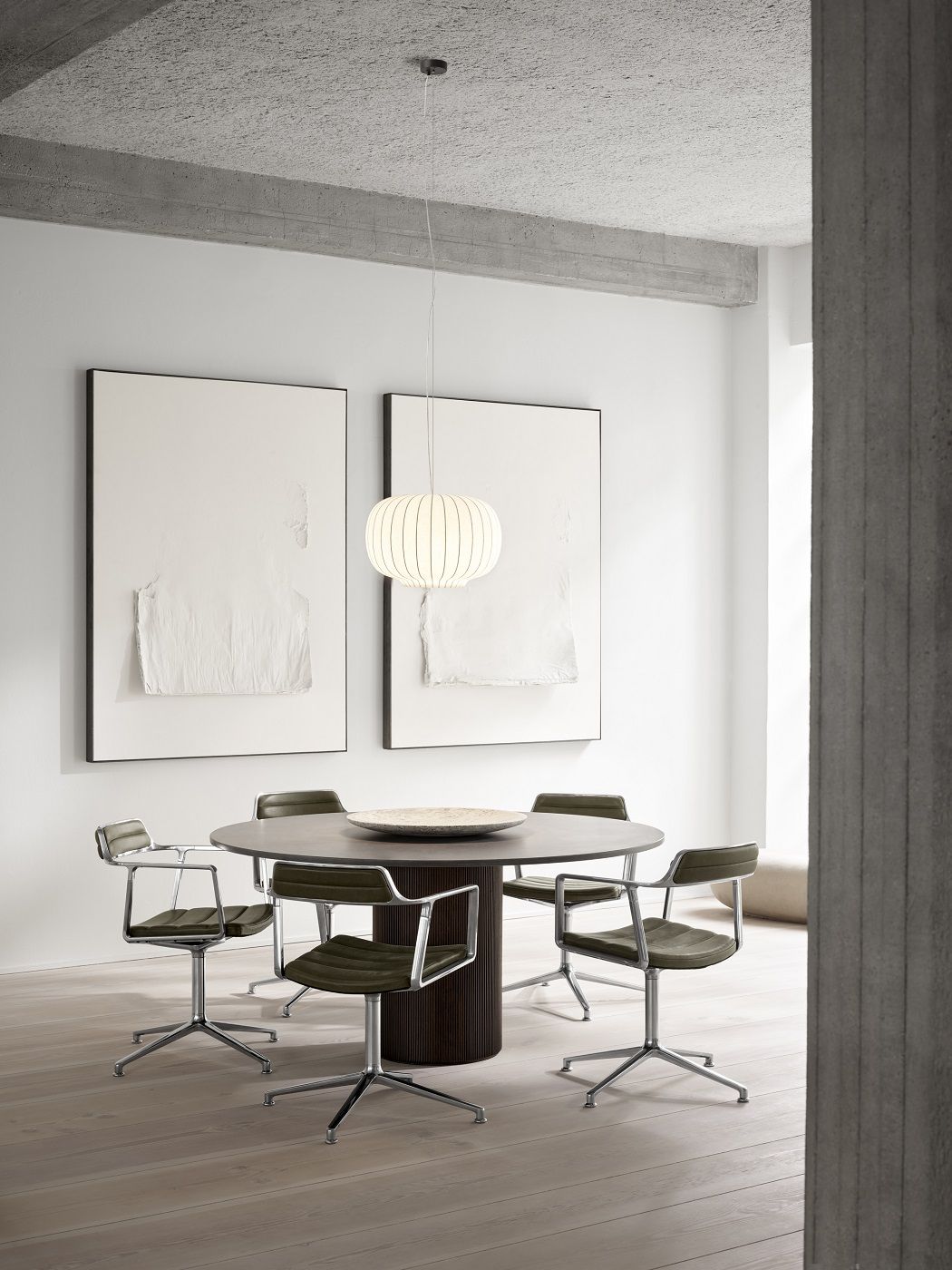 Cabin table round dark oak Vipp
