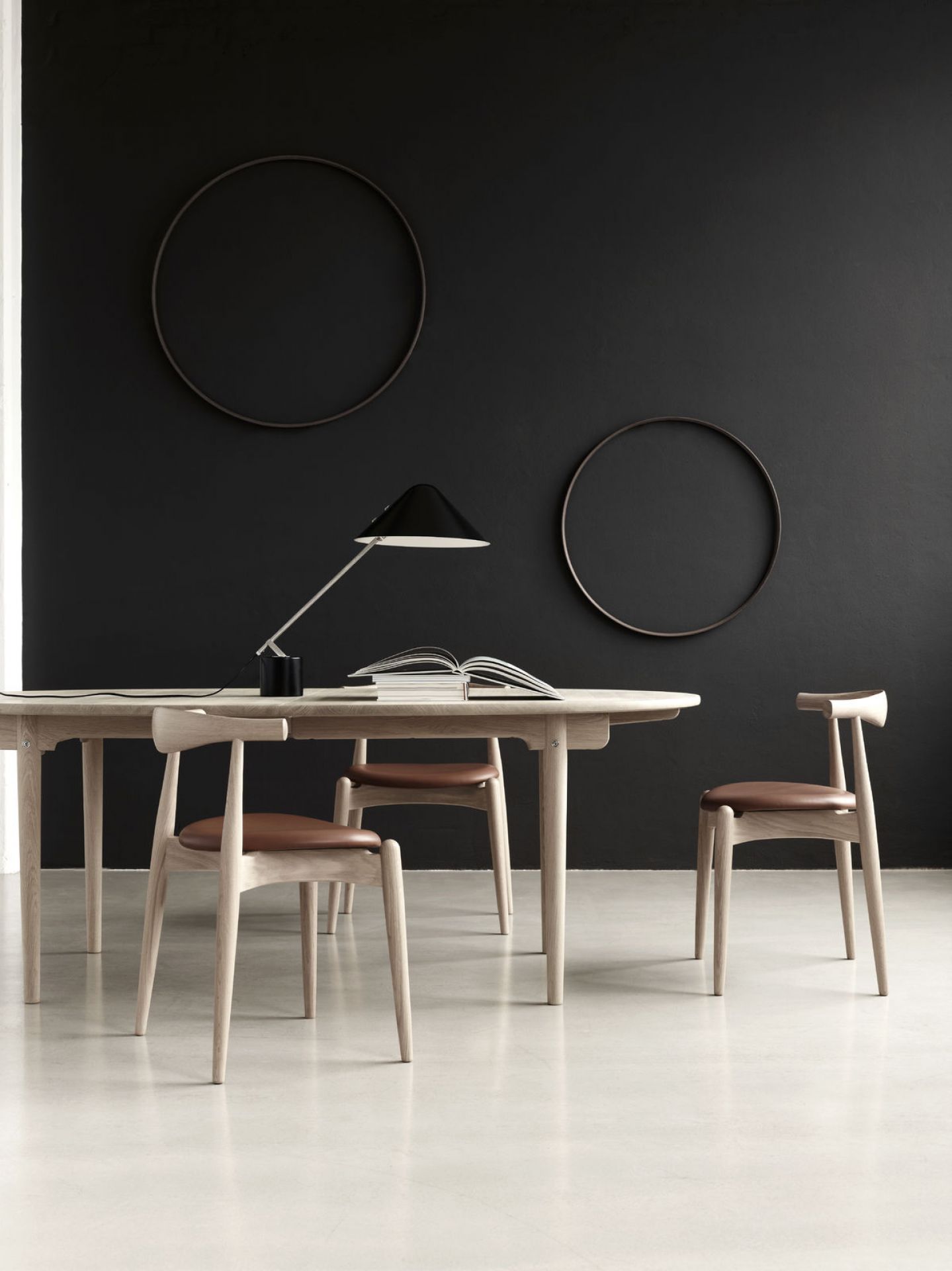 CH338 Oval dining table extendable oak Carl Hansen & Søn