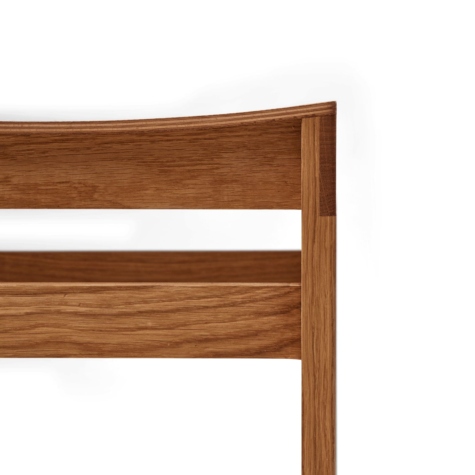Detailaufnahme des Sonder Hockers von Form & Refine, gefertigt aus massivem Eichenholz mit feiner Holzmaserung.