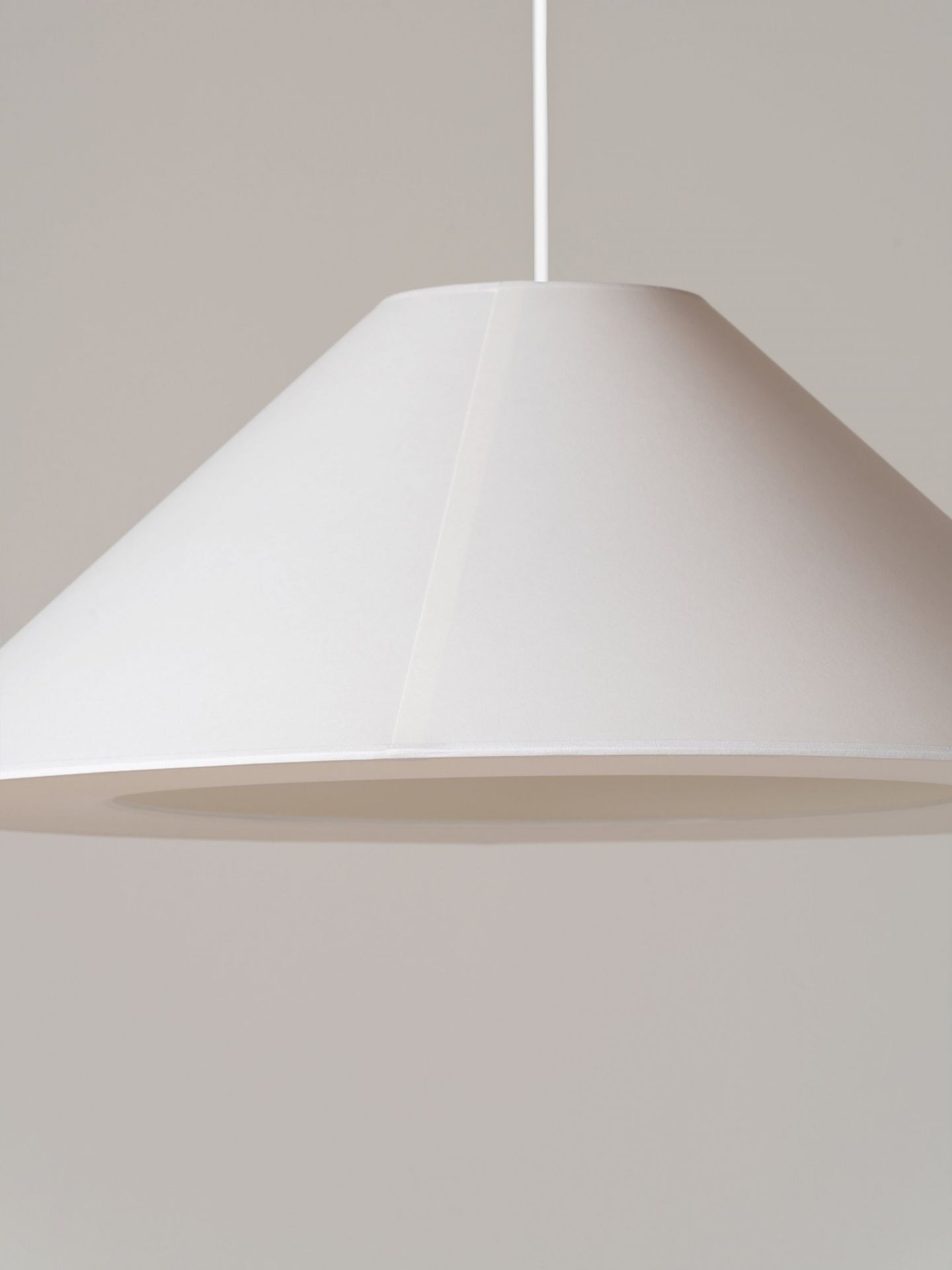 Sísísí cónicas planas MT5 Suspension lamp Ø64cm white Santa & Cole