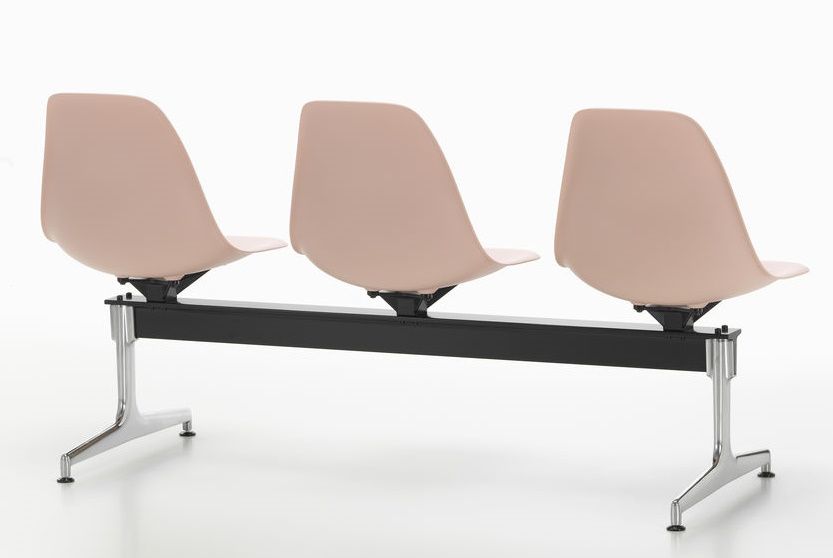 Eames Plastic Side Chair RE on traverse Vitra 