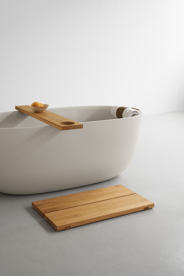 e15 EK05 Wannenablage aus Holz auf Badewanne mit Badematte aus Teakholz für entspannende Badmomente.