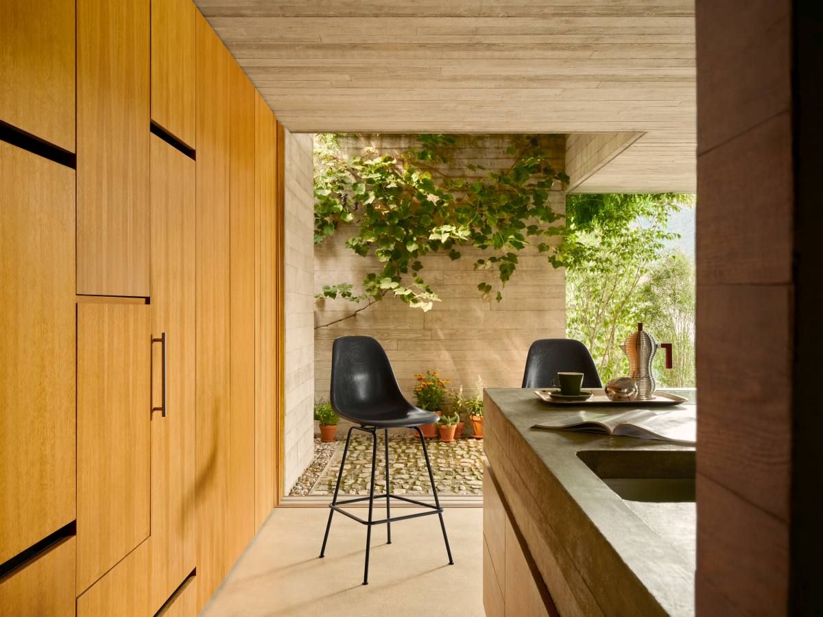 Eames Fibreglass Bar Stool Medium Bar Stool Vitra