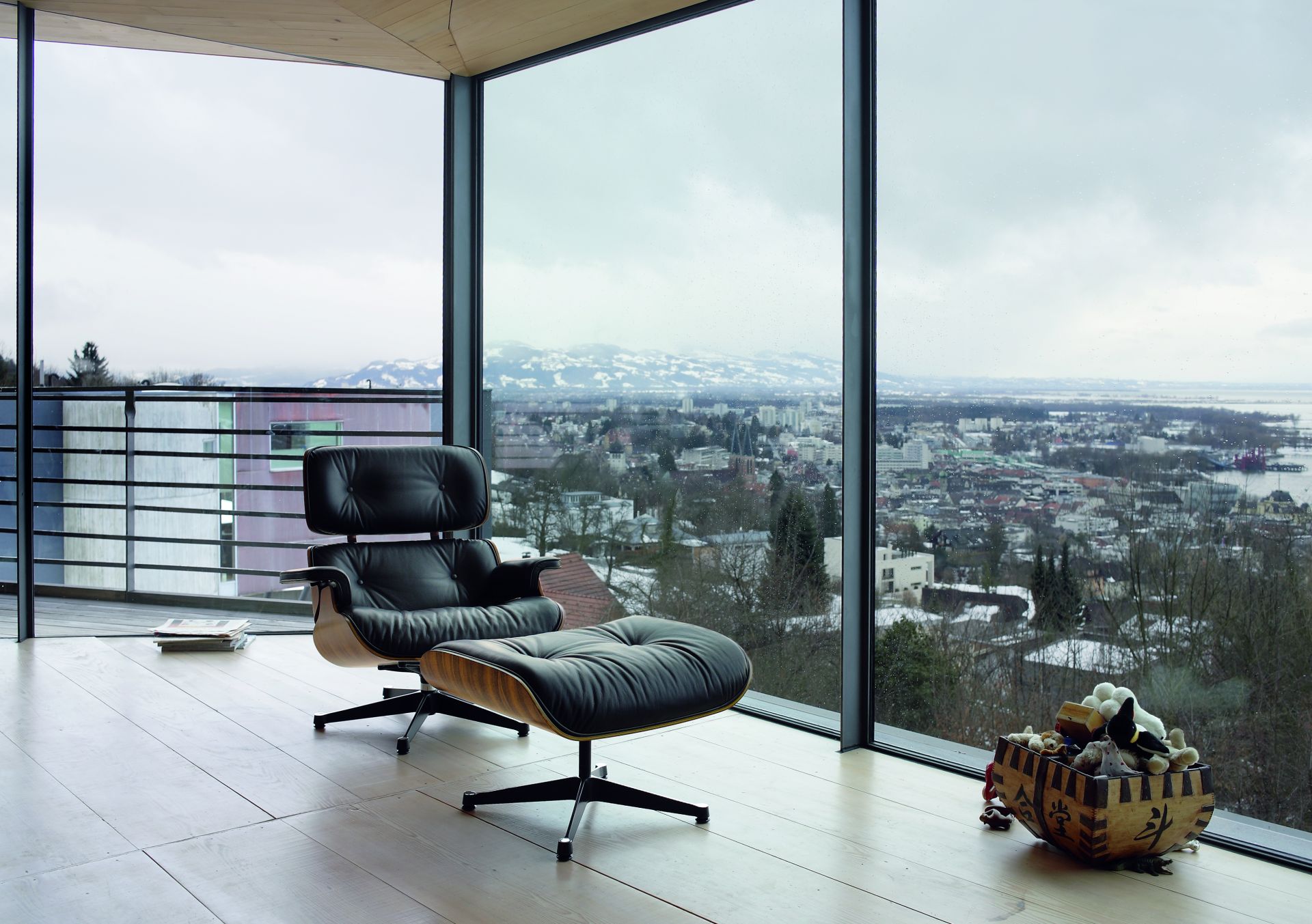 Eames Lounge Chair & Ottoman Armchair Leather Premium Vitra Sides polished black leather premium F black rosewood