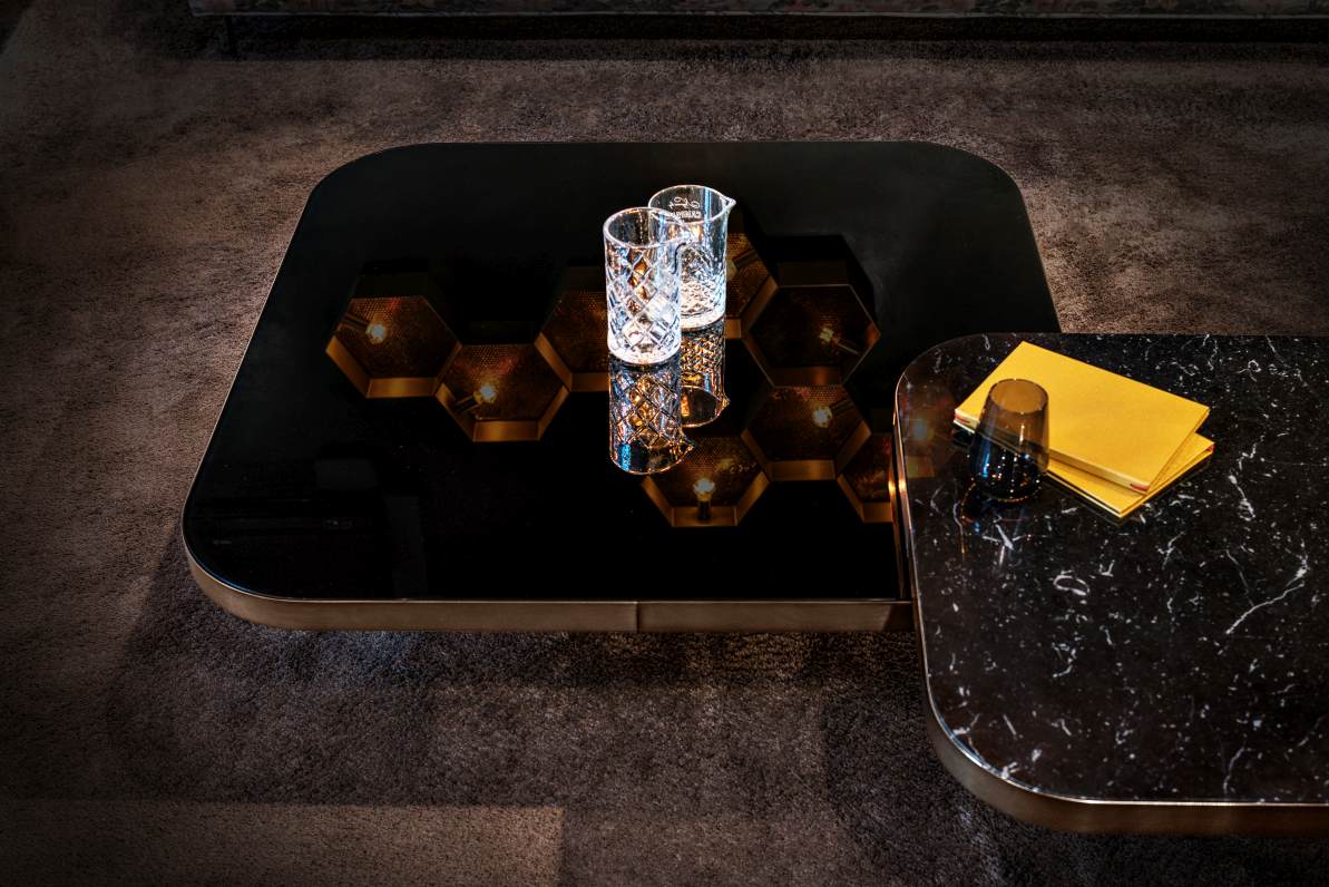 ClassiCon Bow Coffee Table No. 3 mit schwarzer Glasplatte und Marmorplatte, moderne Couchtische.